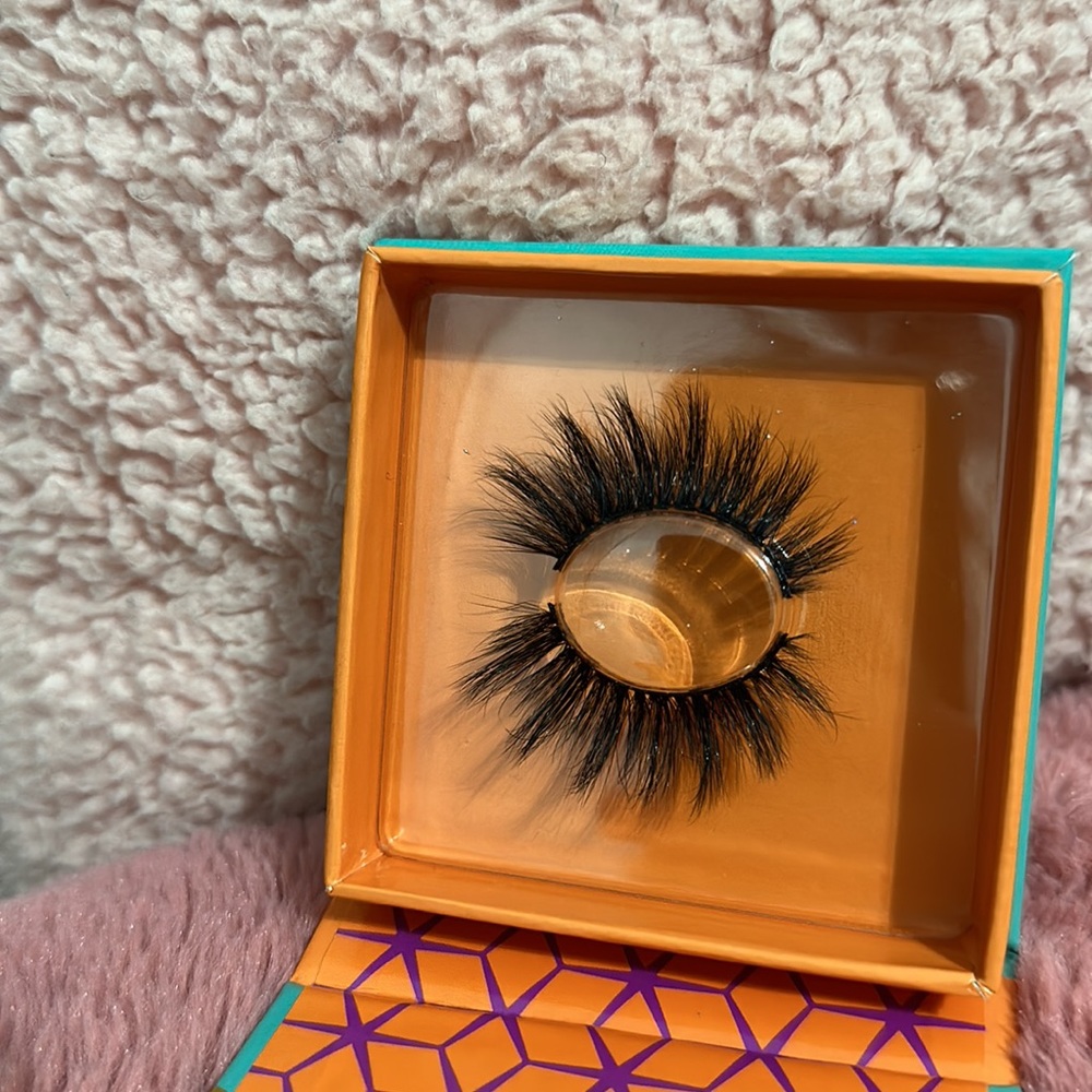 LASHES - Picture 3 of 3